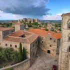 Văzut de sus, centrul istoric din Trujillo dezvăluie acoperișuri din teracotă, palate din piatră și turnul romanic al bisericii Santa María la Mayor, iar castelul domină orizontul Extremadurei.