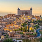 Sosirea la Toledo oferă o priveliște de neuitat asupra Orașului Imperial, dominat de Alcázar și Catedrală, unde secole de istorie reflectă întâlnirea dintre culturi și civilizații.