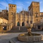 Fântâna din Plaza Mayor, aflată în fața Mănăstirii Regale din Guadalupe, amintește de botezul mai multor indigeni americani oficiat de Cristofor Columb după întoarcerea sa din Lumea Nouă.