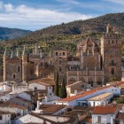 Satul Guadalupe se adună în jurul Mănăstirii Regale Santa María, un ansamblu gotic-mudejar ce domină acoperișurile albe, încadrat de dealurile Extremadurei.