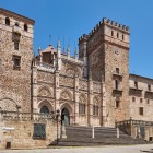 Fațada Concatedralei Santa María domină Plaza de Santa María din Cáceres, unde stilurile gotic și renascentist definesc inima orașului inclus în patrimoniul UNESCO.