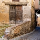 Străduțele vechii Judería din Toledo evocă prezența sefardă documentată din secolul al IV-lea; în Evul Mediu, cartierul adăpostea palate și până la zece sinagogi.