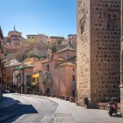 Urcușul pe Callejón de la Estrella duce la schitul omonim, fondat în secolul al XIV-lea și reconstruit în 1611, lângă biserica mudéjar Santiago del Arrabal.