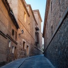 Calle de Santa Úrsula traversează centrul medieval al orașului Toledo, printre mănăstiri vechi și ziduri mudéjar din piatră și cărămidă, pe un traseu încărcat de istorie.