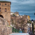 Calle Real del Arrabal urmează zidurile nordice ale orașului Toledo, legând Puerta de Bisagra de centrul istoric, printre porți vechi, arhitectură medievală și perspective urbane pitorești.
