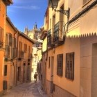 Calle Santa Isabel oferă o priveliște impresionantă asupra Catedralei din Toledo: balcoanele din fier și casele în tonuri calde conduc privirea spre turnul gotic al orașului.