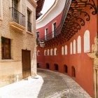 Pitorescul Callejón de Jesús y María trece pe lângă vechea mănăstire și unește Calle Trinidad cu Calle Alfonso XII; până în 1985, pe aici trecea procesiunea Corpus Christi.