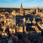 Catedrala din Toledo domină centrul istoric prin turnul gotic, capele și arce butante, în timp ce apusul încălzește țesătura densă a acoperișurilor.