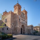 Puerta del Cambrón, vechea intrare în cartierul evreiesc din Toledo, păstrează structuri musulmane și forme renascentiste, încadrate de patru turnuri din piatră și cărămidă.