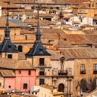 Deasupra acoperișurilor din Judería se dezvăluie Toledo medieval: Aljama sa era cea mai mare din Castilia, cu peste zece sinagogi, dintre care două pot fi vizitate.