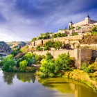 Silueta orașului vechi Toledo se înalță deasupra râului Tajo, cu ziduri, turnuri și palate istorice ce conturează renumitul Oraș spaniol al celor Trei Culturi.