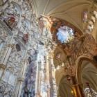 Transparentele lui Narciso Tomé îmbină barocul cu arhitectura gotică a Catedralei din Toledo: marmura policromă, sculpturile și frescele conduc lumina spre tabernacol.