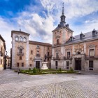 Piața istorică Plaza de la Villa păstrează trei secole de arhitectură madrilenă: Turnul Lujanes gotic-mudejar, Casa de Cisneros în stil plateresc și Casa de la Villa barocă.