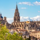 Deasupra orașului Toledo se înalță Catedrala Primată, capodoperă gotică începută în 1226, al cărei turn din secolul al XV-lea domină acoperișurile și străduțele castiliene.