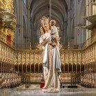 Virgen Blanca, o sculptură gotică din alabastru din secolul al XIV-lea, întâmpină vizitatorii în corul Catedralei din Toledo: Maria zâmbește, iar Pruncul îi mângâie chipul.