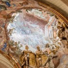 Transparentele lui Narciso Tomé îmbină arhitectura, sculptura și fresca: un oculus deschis în boltă răspândește lumină naturală peste îngeri, marmură și stuc baroc spaniol.