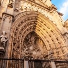 Puerta del Perdón, intrarea centrală a Catedralei din Toledo, dezvăluie rafinamentul gotic prin arhivolte sculptate, statui de sfinți și scene sacre reunite în timpan.