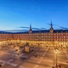 Plaza Mayor evocă Madridul Habsburgilor prin fațadele din cărămidă roșie, arcade și turnuri de ardezie; în centru, statuia ecvestră a lui Filip al III-lea domină piața.