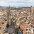 Văzută de sus, Catedrala Primatială domină centrul istoric al orașului Toledo prin turnul gotic și nava amplă, iar Alcázarul se ridică dincolo de acoperișurile castiliene.
