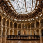 În Salón de Contratación, inaugurat în 1893, Reloj de las Bolsas (ceasul) domină ringul bursier: construit la Strasbourg, reproduce ceasul din Amsterdam și marca timpul tranzacțiilor.