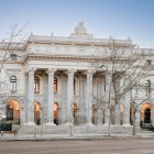 Palatul Bursei din Madrid, inaugurat în 1893, își dezvăluie fațada neoclasică solemnă: coloanele corintice și simetria riguroasă evocă un autentic templu al comerțului.