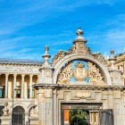 Puerta de Felipe IV, ridicată în 1690 de Melchor de Bueras pentru sosirea Marianei de Neuburg, deschide Parterul din El Retiro cu blazoane regale și ornamente baroce rafinate.