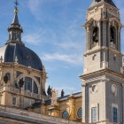 Cupola și clopotnițele Catedralei Almudena se ridică deasupra Madridului habsburgic: începută în 1883 și consacrată în 1993, îmbină proiectul neogotic cu exteriorul clasicist.