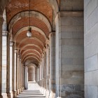 În porticul Palatului Regal, coloanele din granit și bolțile din cărămidă converg spre un singur punct de fugă, creând o perspectivă clasicistă spectaculoasă.