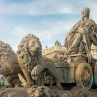 Zeița Cibele conduce un car tras de doi lei, simboluri ale lui Hippomene și Atalanta: sculptată în secolul al XVIII-lea, fântâna este astăzi unul dintre simbolurile Madridului.