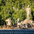 Proiectată de Ventura Rodríguez pentru Carol al III-lea și încredințată lui Juan Pascual de Mena, fântâna sculptată de José Arias celebrează puterea maritimă a Spaniei Bourbonilor.