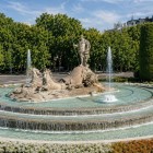 Fântâna lui Neptun îl celebrează pe zeul mării într-un car tras de cai marini; bazinele concentrice, jocurile de apă și grădinile îi amplifică decorul neoclasic din Madrid.