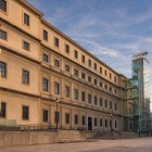 Muzeul Reina Sofía ocupă fostul Spital General, extins în secolul al XVIII-lea de Francisco Sabatini; fațada austeră dialoghează astăzi cu turnurile de sticlă ale artei contemporane.