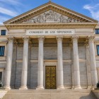 Proiectat de Narciso Pascual y Colomer și inaugurat în 1850, Congresul Deputaților își datorează imaginea solemnă porticului corintic și leilor din bronz.