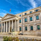Congresul Deputaților, inaugurat în 1850, prezintă o fațadă neoclasică, cu portic corintic și fronton sculptat; renumiții lei din bronz străjuiesc intrarea.