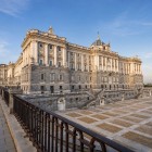 Aripa vestică a Palatului Regal domină vasta esplanadă: soclurile din granit, ordinele clasice și scările monumentale evocă solemnitatea curții Bourbonilor.