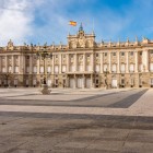 Fațada sudică a Palatului Regal domină Plaza de la Armería: pilaștrii, ferestrele și balustradele exprimă eleganța clasicistă a curții Bourbonilor.