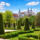 În Parcul Buen Retiro, Parterul din secolul al XVIII-lea conturează garduri vii și chiparoși sculptați; Palatul de Cristal, construit ca seră expozițională, evocă vocația botanică a parcului.