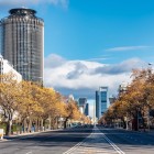 Perspectivele riguroase și șirurile de copaci conduc privirea de-a lungul Paseo de la Castellana, axa financiară a Madridului, unde bulevardele și zgârie-norii definesc orașul modern.