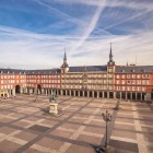 Plaza Mayor dezvăluie inima Madridului habsburgic: arcadele continue, fațadele din cărămidă și turnurile Casei de la Panadería înconjoară statuia ecvestră a lui Filip al III-lea.
