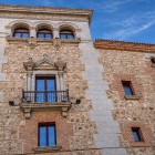 Casa de Cisneros, un palat plateresc din 1537, îmbină zidăria, cărămida și granitul; balcoanele, ancadramentele sculptate și loggia superioară evocă Madridul renascentist.