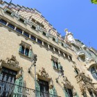 Privită de jos, de-a lungul Passeig de Gràcia, Casa Amatller își evidențiază fațada modernistă cu influențe neogotice, decorată cu sgraffito, balcoane din fier forjat și detalii sculptate rafinate.
