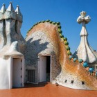 Terasa Casei Batlló dezvăluie universul organic al lui Gaudí: coșul sculptural, suprafețele din trencadís și crucea cu patru brațe însuflețesc acoperișul inspirat de dragon.
