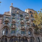 Casa Batlló impresionează pe Passeig de Gràcia prin fațada ondulată creată de Gaudí, animată de mozaicuri, balcoane asemănătoare unor măști și un acoperiș ce amintește de spinarea unui dragon înaripat.
