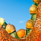 Acoperișul Casei Batlló desenează un profil ondulat, acoperit cu ceramică portocalie și verde; sferele smălțuite îi accentuează formele organice inspirate de spinarea dragonului.