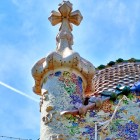 În vârful Casei Batlló, turnul acoperit cu trencadís se încheie cu o cruce cu patru brațe, iar acoperișul solzos evocă dragonul din legenda catalană a Sfântului Gheorghe.