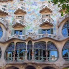 Fațada Casei Batlló prinde viață prin coloane cu forme osoase, ferestre sinuoase, balcoane asemănătoare unor măști și mozaicuri colorate inspirate de universul natural al lui Gaudí.