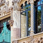 Un detaliu al Casei Amatller dezvăluie bogăția modernismului catalan: coloane răsucite, sculpturi, motive florale și ceramică decorează fațada lui Puig i Cadafalch.