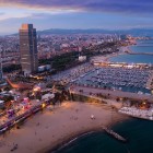 Litoralul Barcelonei se întinde între plaja Barceloneta și Port Olímpic, recunoscut prin turnurile gemene ce marchează transformarea urbană începută odată cu Jocurile Olimpice din 199