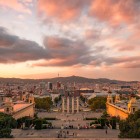 De pe colina Montjuïc, panorama cuprinde Barcelona de-a lungul axei monumentale care traversează fântânile, Cele Patru Coloane și Turnurile Venețiene până la Plaça d’Espanya.