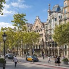 Passeig de Gràcia îmbină shoppingul cu modernismul: pe bulevardul mărginit de copaci se remarcă Casa Amatller și Casa Batlló, simboluri ale eleganței arhitecturale din Eixample.